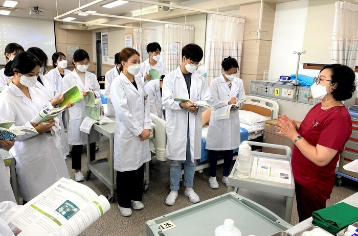 지난 9일 오전 원광보건대 간호학과 이주희 교수가 ‘기본간호학 실습’ 수업을 진행하고 있다. 코로나19로 실습 수업 중에는 보안면(페이스실드)을 착용하는데, 사진을 찍기 위해 잠시 벗어두었다