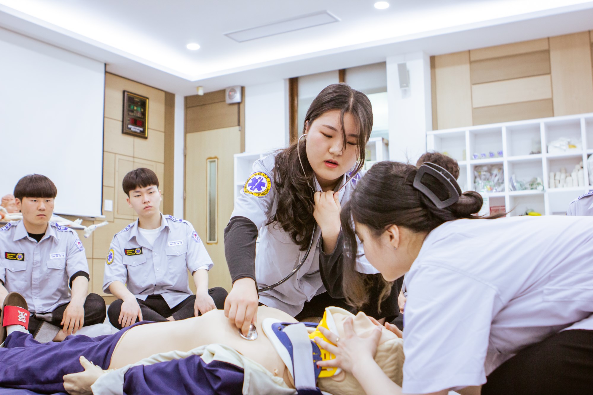 원광보건대학교 의무부사관과 학생들이 심폐소생술(CPR) 실습을 하고 있다.